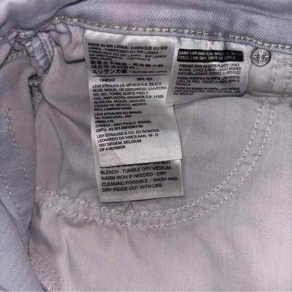 Levi’s Hi-Rise Cut Off Light Wash Denim Shorts Women’s Size 27 - Picture 5 of 6